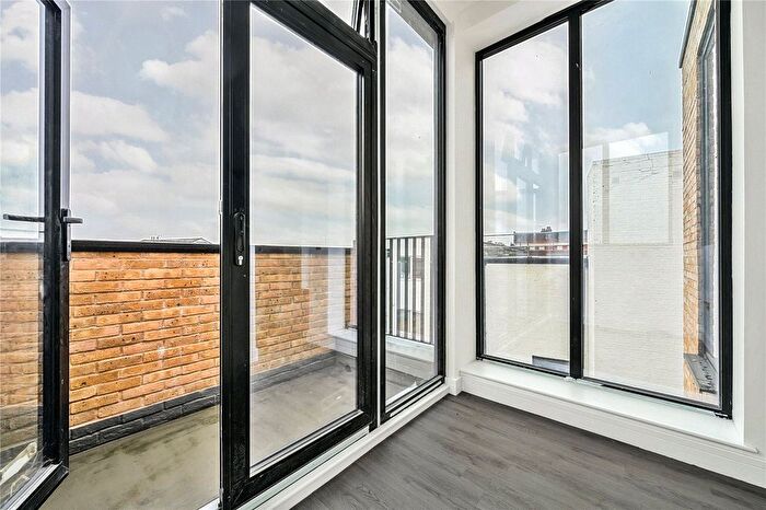 1 Bedroom Flat For Sale In Palmers Mews, Trade Close, Palmers Green, London, N13