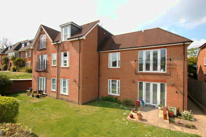 2 Bedroom Flat To Rent In London Road, Bagshot, GU19