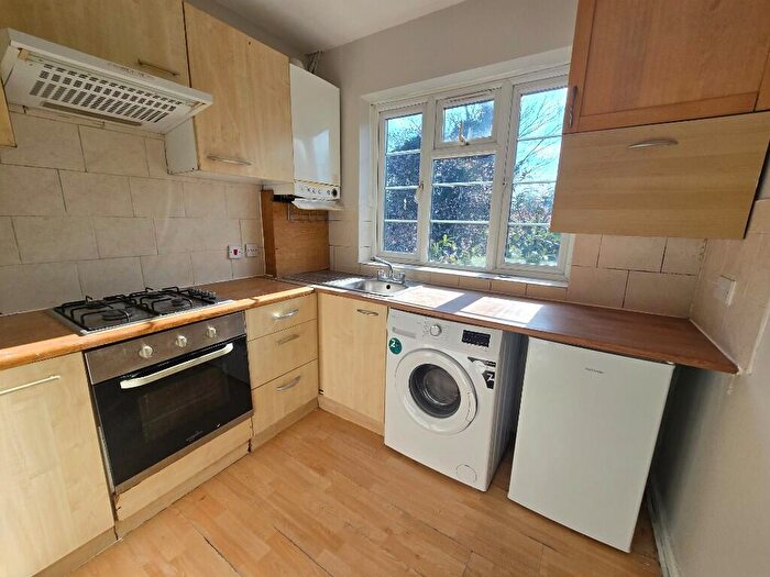 2 Bedroom Flat To Rent In Hendon Way, London, NW2