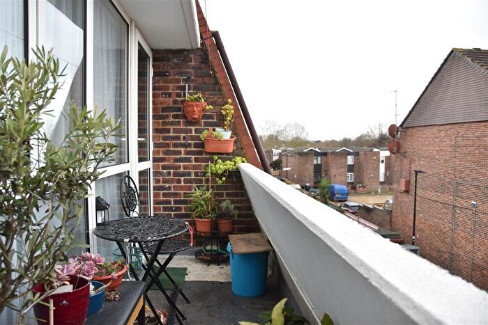 2 Bedroom Maisonette For Sale In Distillery Walk, Brentford, TW8