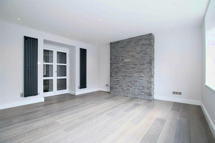 4 Bedroom Flat To Rent In Beech Avenue, London, W3