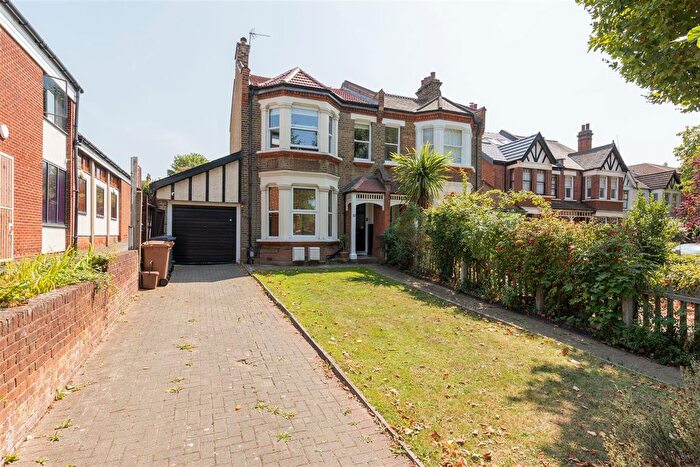 2 Bedroom Flat For Sale In The Avenue, Highams Park, E4