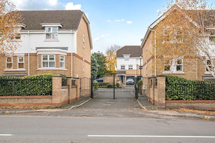 2 Bedroom Flat For Sale In Lyster Mews, Cobham, KT11