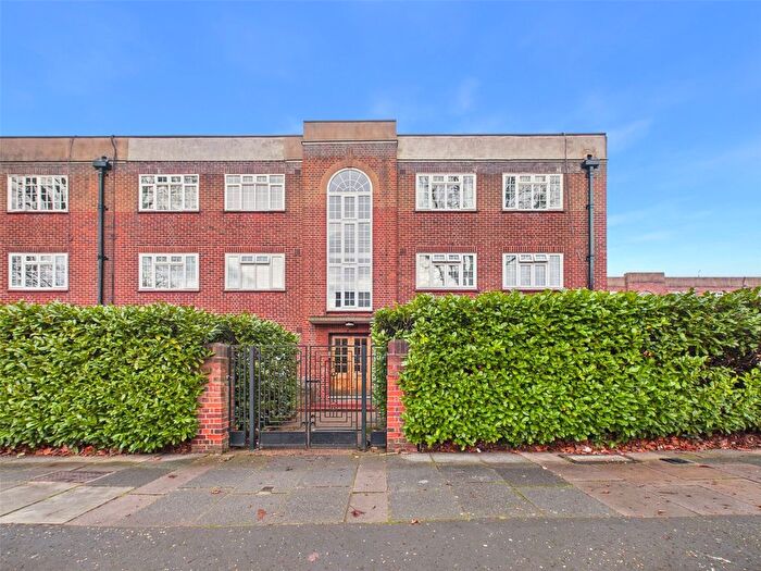 2 Bedroom Flat To Rent In Clifden Court, Twickenham, TW1