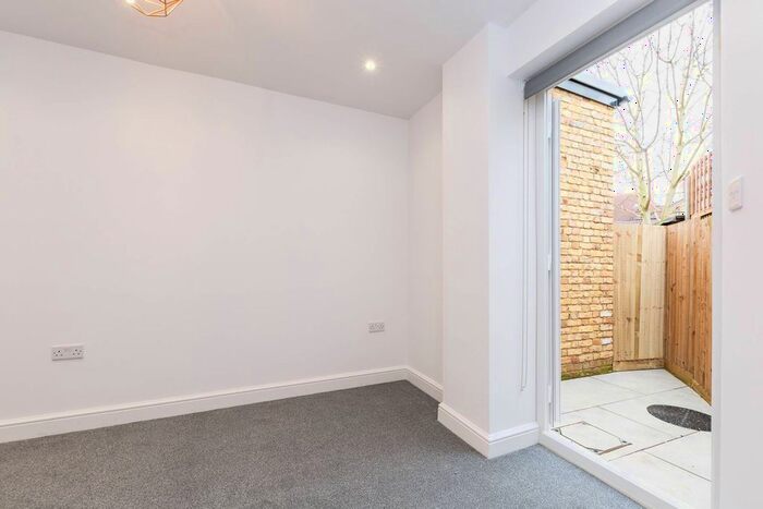 2 Bedroom Flat To Rent In Loveday Road, Ealing, London, W13
