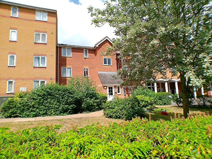 2 Bedroom Flat For Sale In Ascot Court, Aldershot, GU11