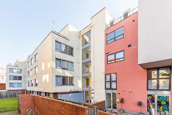 2 Bedroom Flat To Rent In Elm Grove, London, SW19