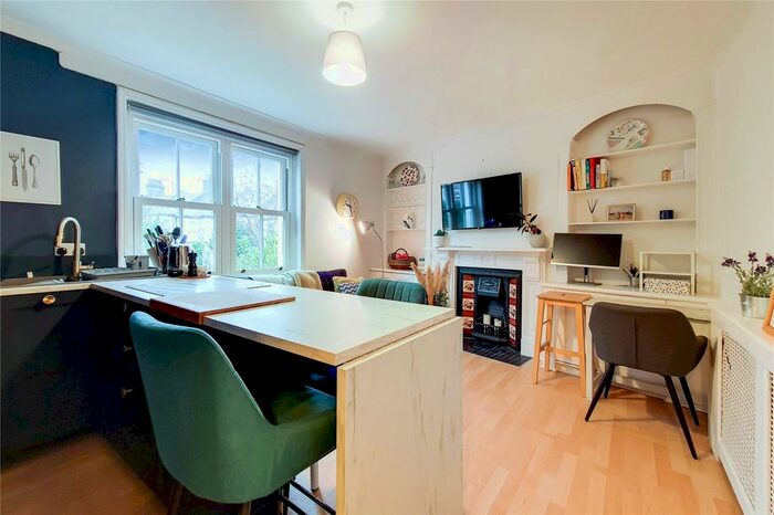 1 Bedroom Flat To Rent In Taybridge Road, Clapham Common, SW11