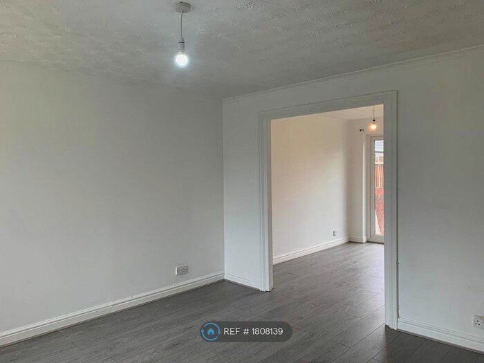 3 Bedroom Semi-Detached House To Rent In Talbot Road, Great Sutton, Ellesmere Port, CH66