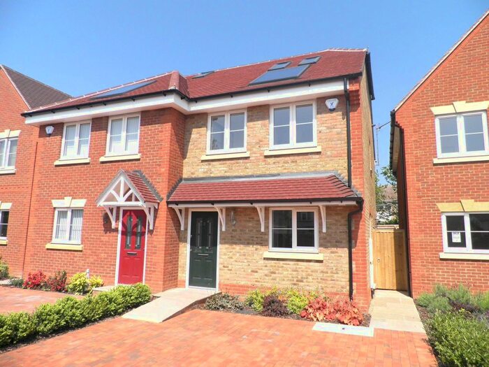 3 Bedroom Semi-Detached House To Rent In Woodbury Close, Maidenhead, SL6