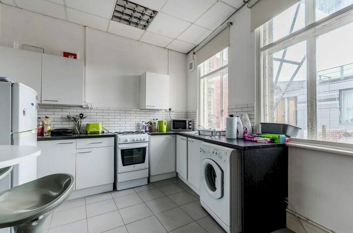 3 Bedroom Flat To Rent In Goldhawk Road, Shepherd's Bush, London W12