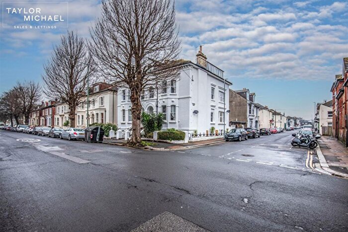 2 Bedroom Flat To Rent In Clarendon Villas, Hove, BN3