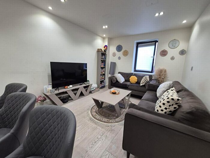 3 Bedroom Flat To Rent In Tenterden Grove, Hendon, NW4