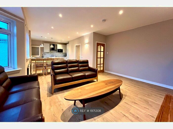 3 Bedroom Bungalow To Rent In Craigmount View, Edinburgh, EH12