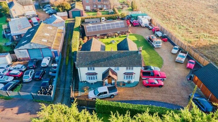 4 Bedroom Detached House For Sale In Wood Lane, Willington, Bedford, MK44