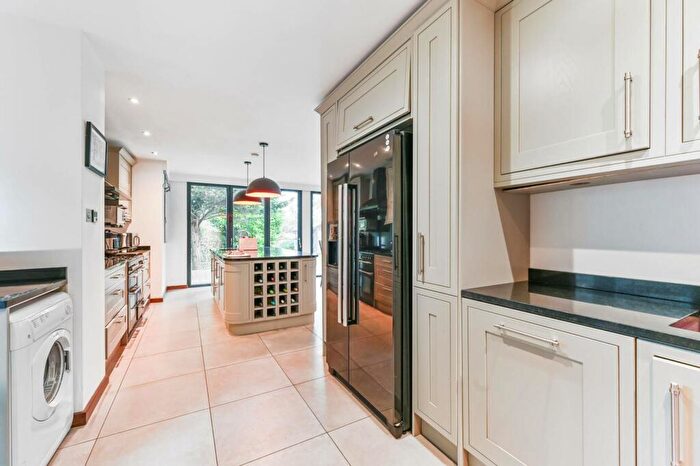 5 Bedroom Detached House To Rent In Avondale Avenue, Worcester Park, KT4