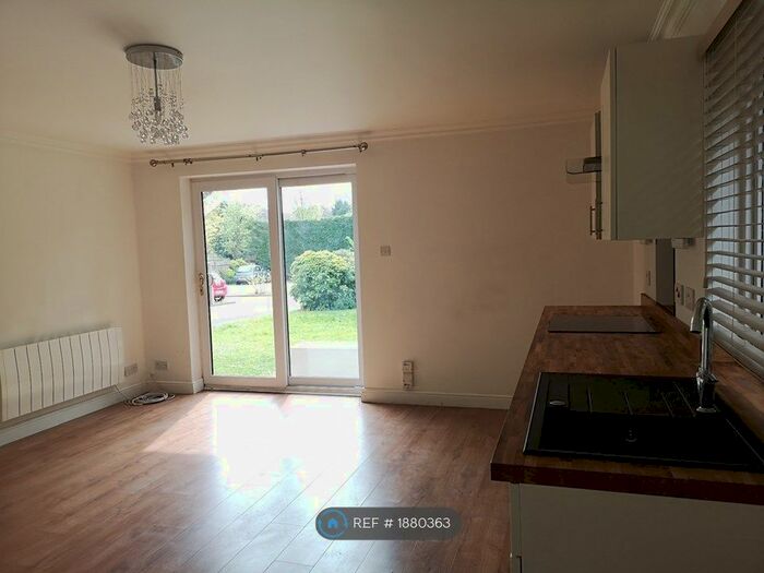 1 Bedroom Flat To Rent In Parish House, Crawley, RH11