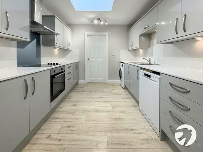 2 Bedroom Flat To Rent In High Street, Sittingbourne, Kent, ME10