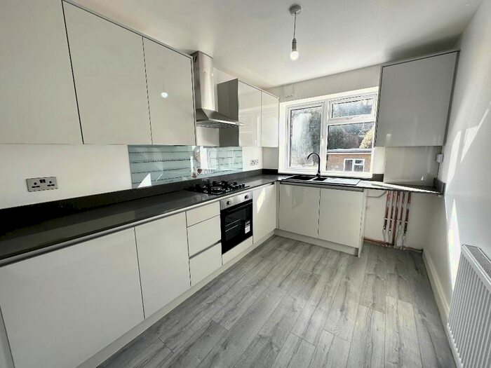 2 Bedroom Flat To Rent In Tower Road, Orpington, Kent, BR6