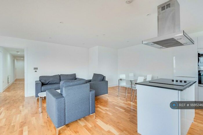 3 Bedroom Flat To Rent In Cityview Point, London, E14