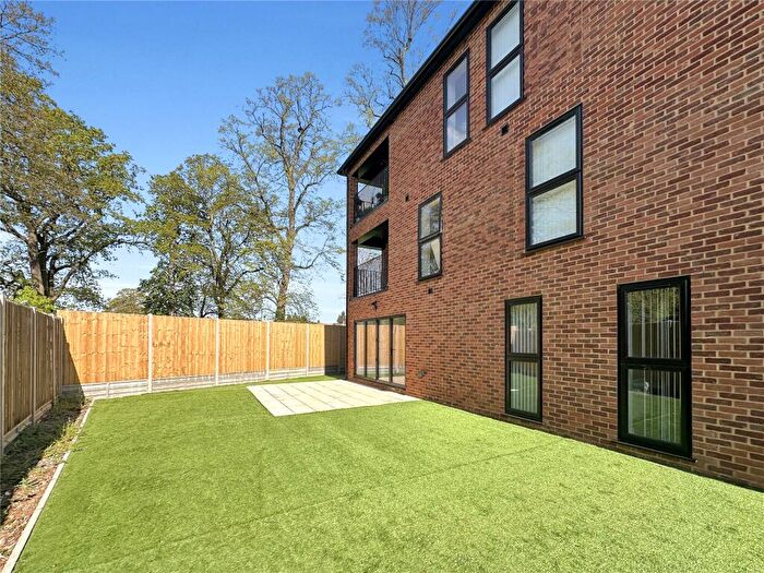 3 Bedroom Apartment To Rent In Reddington Drive, Slough, Buckinghamshire, SL3