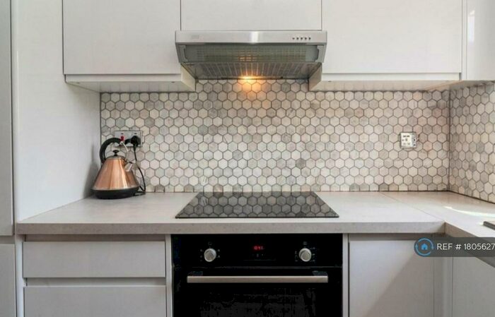 2 Bedroom Flat To Rent In Blackdown Close, London, N2