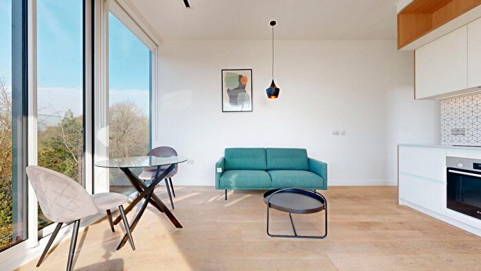 2 Bedroom Flat To Rent In Great West Road, Brentford, TW8