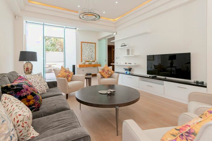 5 Bedroom Town House To Rent In Trevor Place, Knightsbridge, SW7