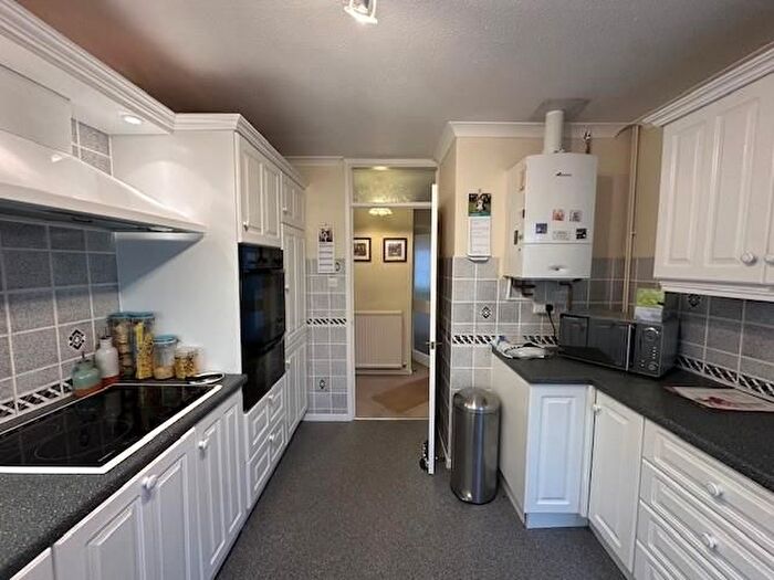 2 Bedroom Detached Bungalow To Rent In The Moors, Thatcham, RG19