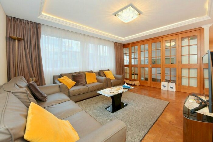 3 Bedroom Flat To Rent In Warwick Gardens, Kensington, W14