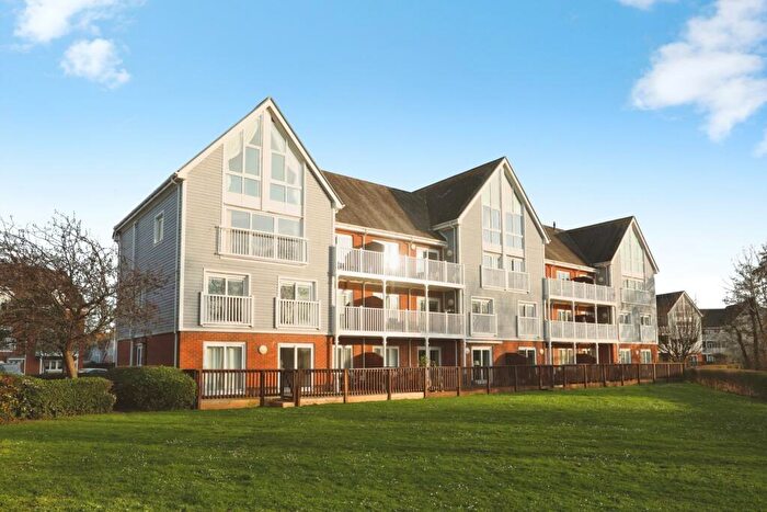 2 Bedroom Flat For Sale In The Lakes, Larkfield, Aylesford, Kent, ME20