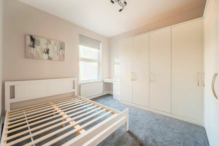 2 Bedroom Flat To Rent In Abbotts Park Road, Leyton, London, E10