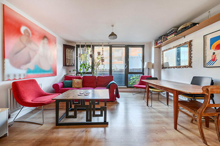 2 Bedroom Apartment For Sale In Spencer Way, London, E1