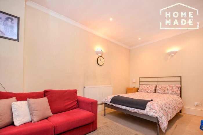 2 Bedroom Flat To Rent In Balham High Road, London, SW12