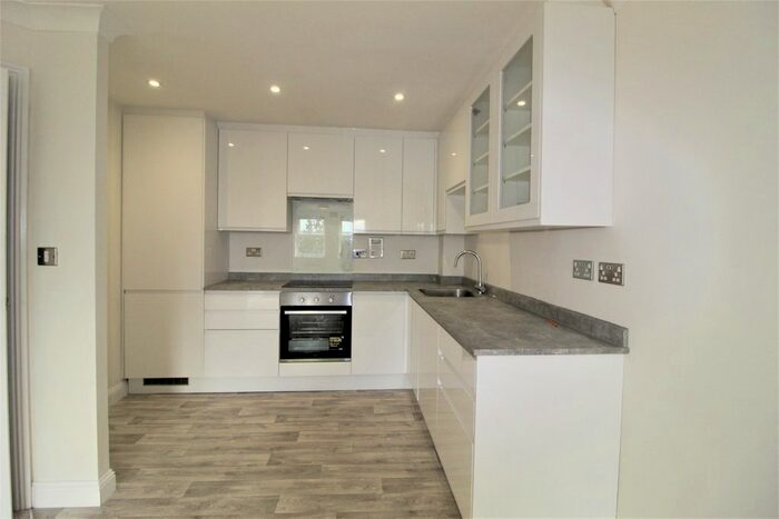 2 Bedroom Flat To Rent In The Spires, Selden Hill, Hemel Hempstead, Hertfordshire, HP2