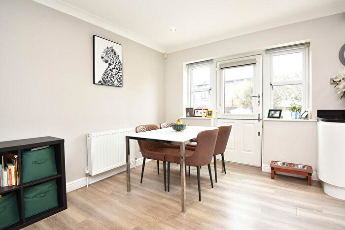 3 Bedroom Semi-Detached House For Sale In Wharfedale Avenue, Harrogate, HG2