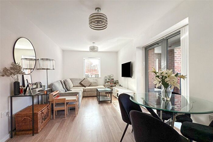 2 Bedroom Flat For Sale In Discovery Drive, Swanley, Kent, BR8