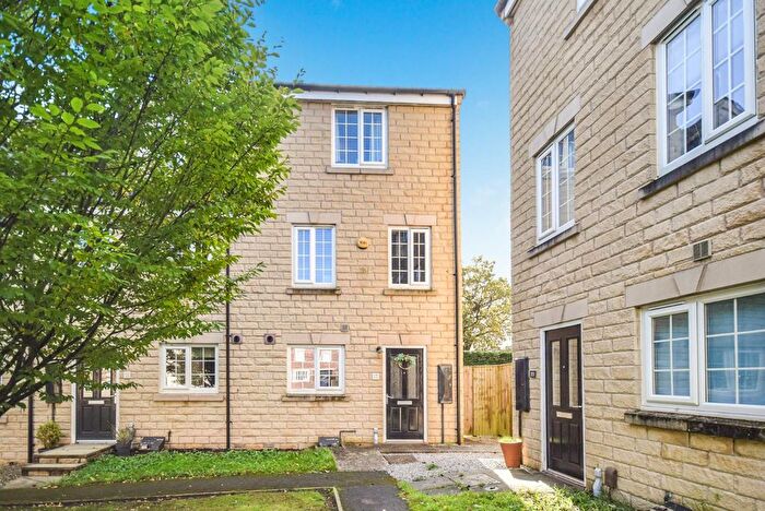 4 Bedroom Town House For Sale In Redbrook Way, Bradford, BD9