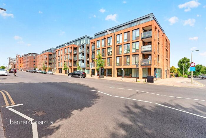 3 Bedroom Flat For Sale In High Road, London, N12
