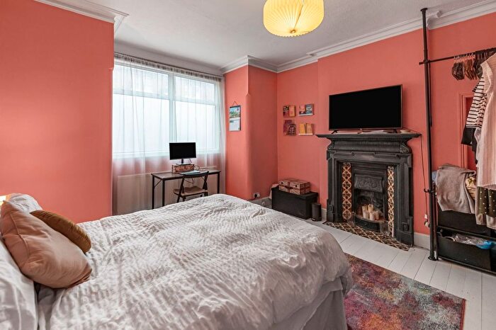 2 Bedroom Flat To Rent In Queenstown Road, London, SW8