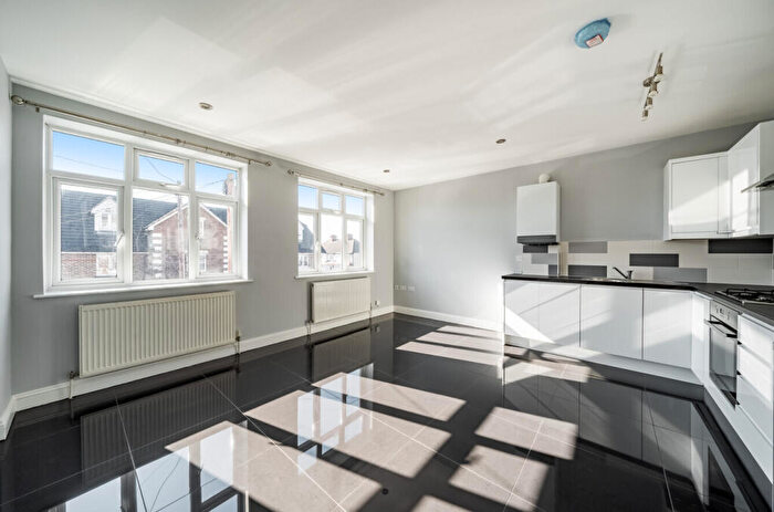 1 Bedroom Apartment For Sale In Chestnut Grove, Mitcham, CR4