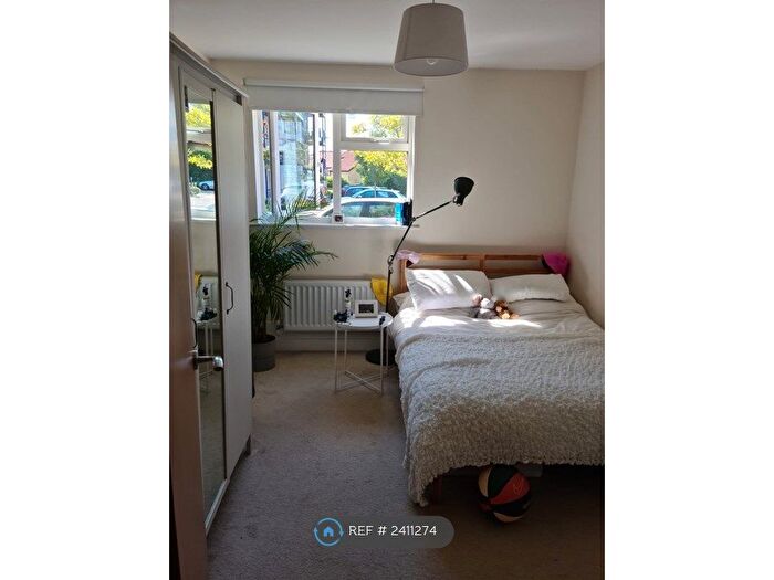 3 Bedroom Flat To Rent In Limerick Close, London, SW12