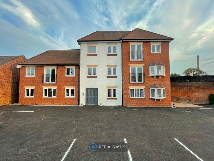 2 Bedroom Flat To Rent In Hylands View, Chelmsford, CM2