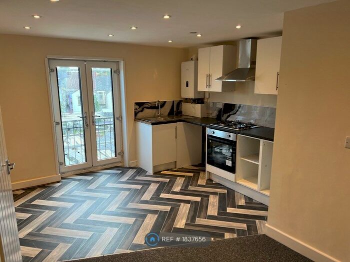 2 Bedroom Flat To Rent In Ombersley Road, Newport, NP20