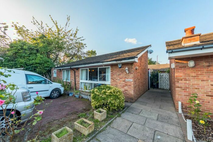 4 Bedroom Bungalow To Rent In Boltmore Close, Hendon, NW4