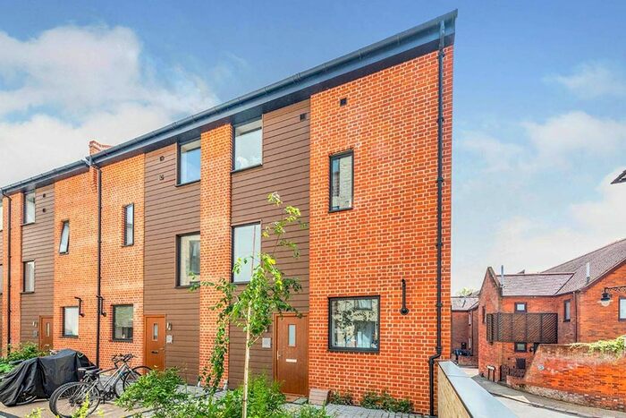 3 Bedroom End Of Terrace House To Rent In Stour Street, Canterbury, Kent, CT1