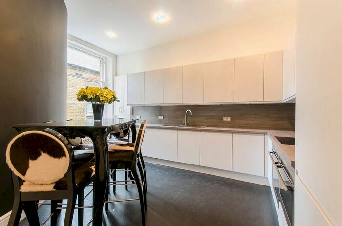 2 Bedroom Flat To Rent In Drayton Gardens, South Kensington, London, SW10