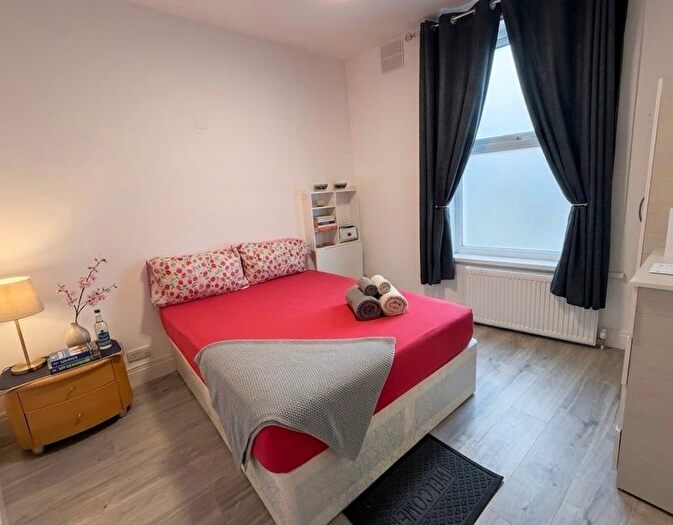 4 Bedroom Flat To Rent In Eric Street, Mile End, E3