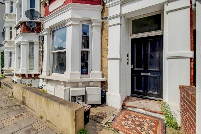 3 Bedroom Flat To Rent In .Crewson Road, Oval, London, SW9