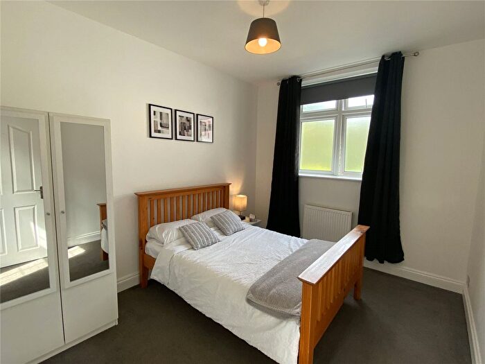 3 Bedroom Flat To Rent In Queens Road, Weybridge, Surrey, KT13